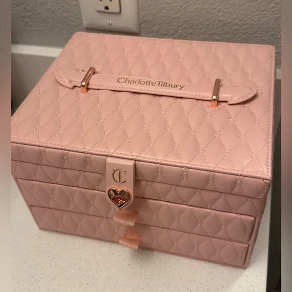 PILLOW TALK DREAMS COME TRUE
LIMITED EDITION MAKEUP KIT - Picture 2 of 9